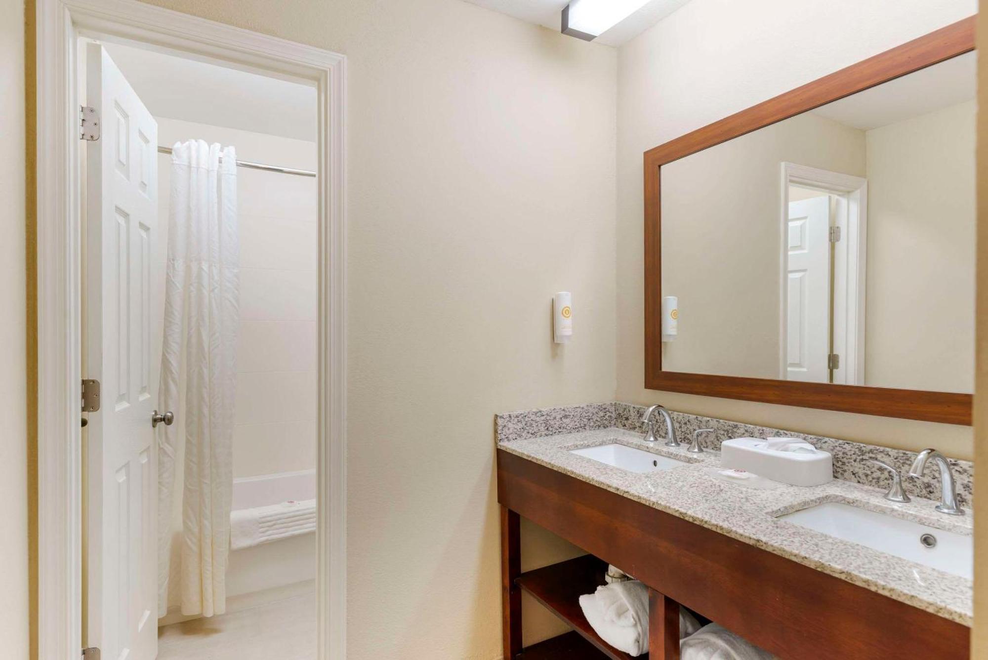 Comfort Inn Petersburg Near Fort Gregg-Adams Экстерьер фото