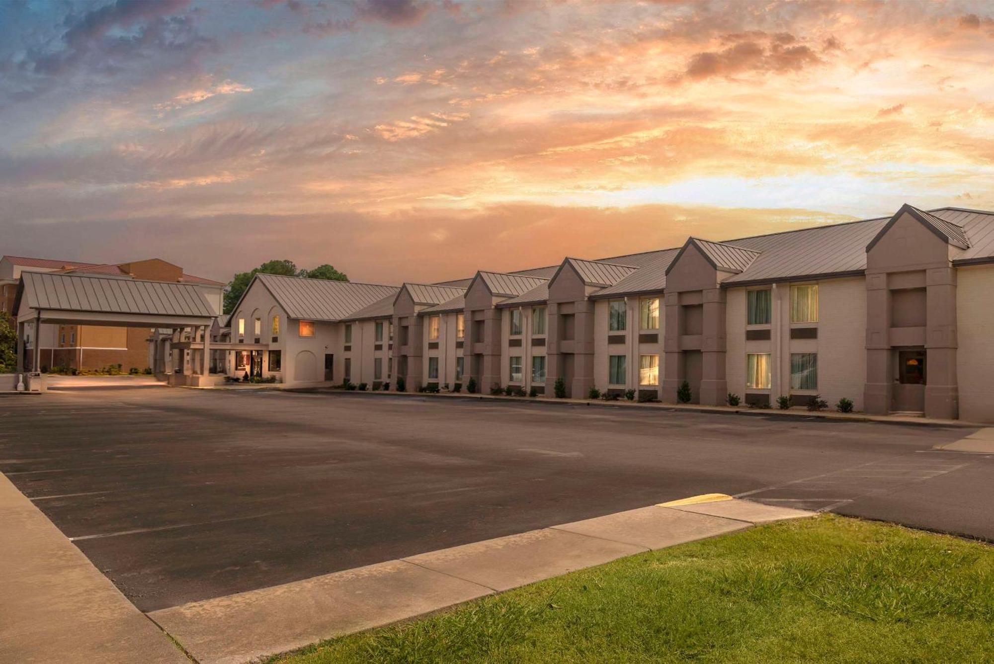Comfort Inn Petersburg Near Fort Gregg-Adams Экстерьер фото